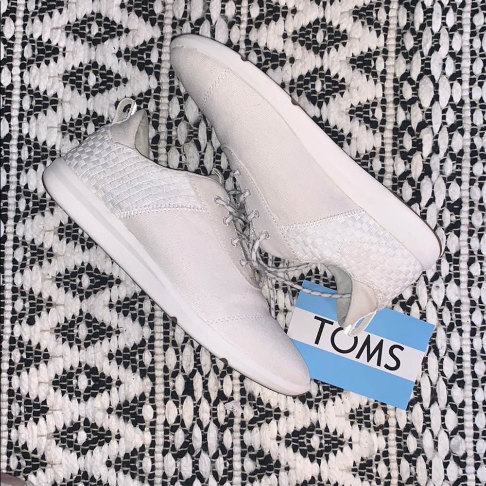 Women’s white toms